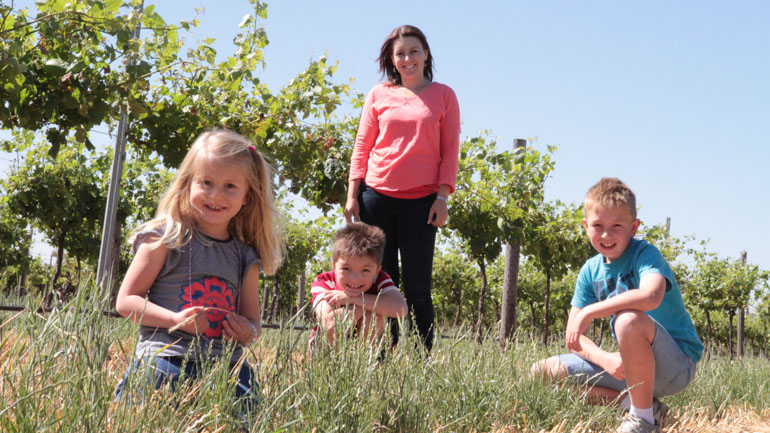 Vignerons monkey business Blog770px-Monkey vignerons 8